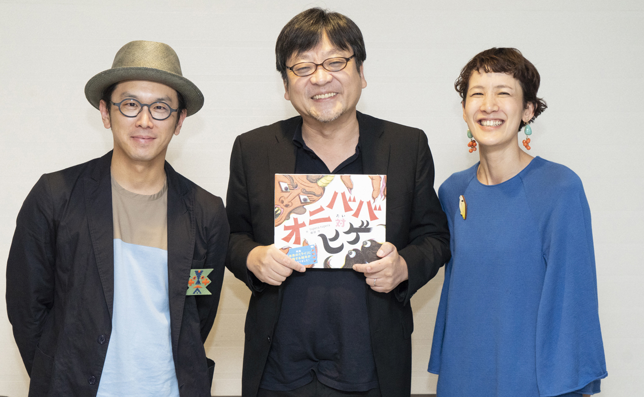 左から、tupera tuperaの亀山達矢さん、細田守監督、tupera tuperaの中川敦子さん