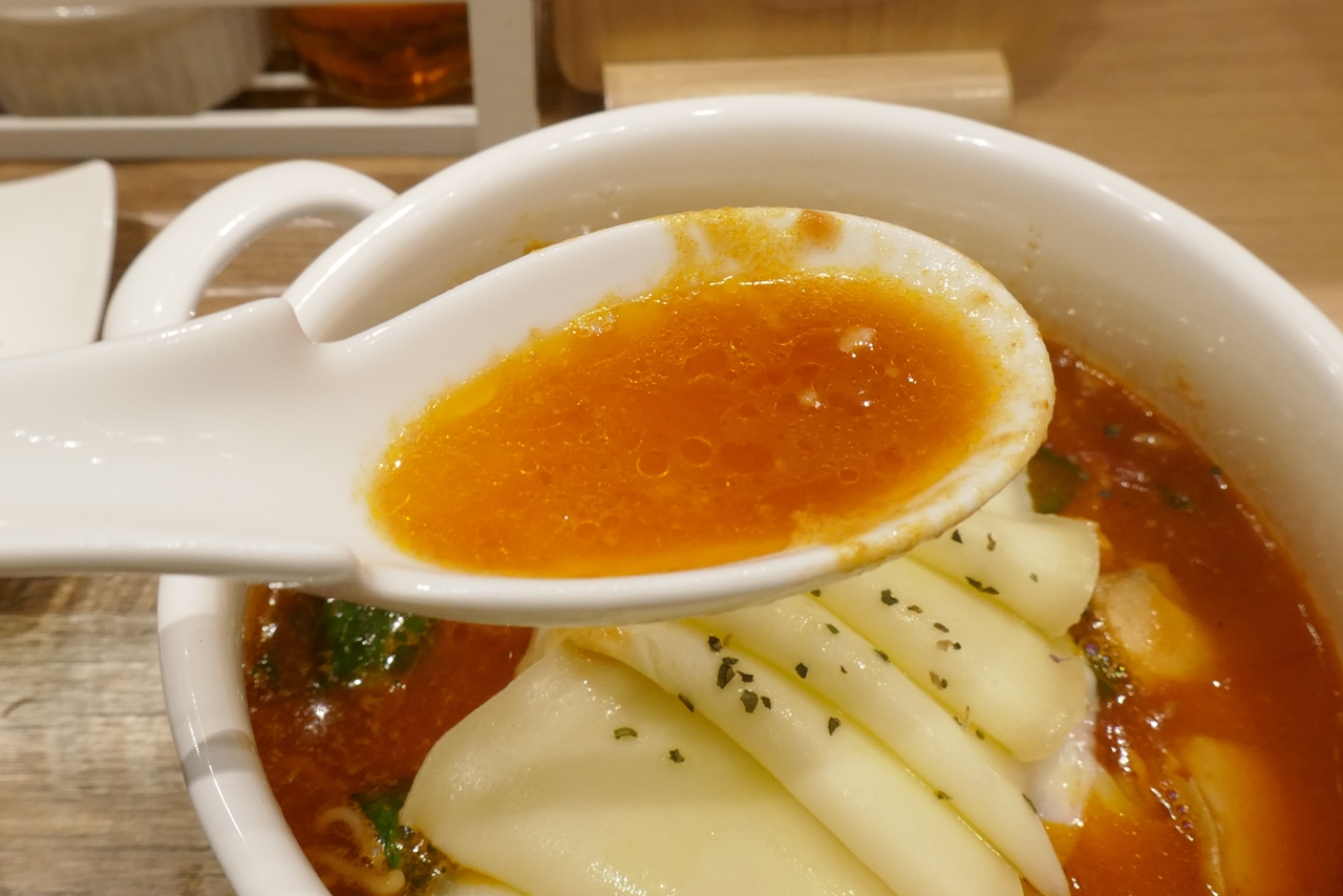 塩気マイルドなスープは、出汁の旨味とトマトの酸味がゆるく効いて後味さっぱり！