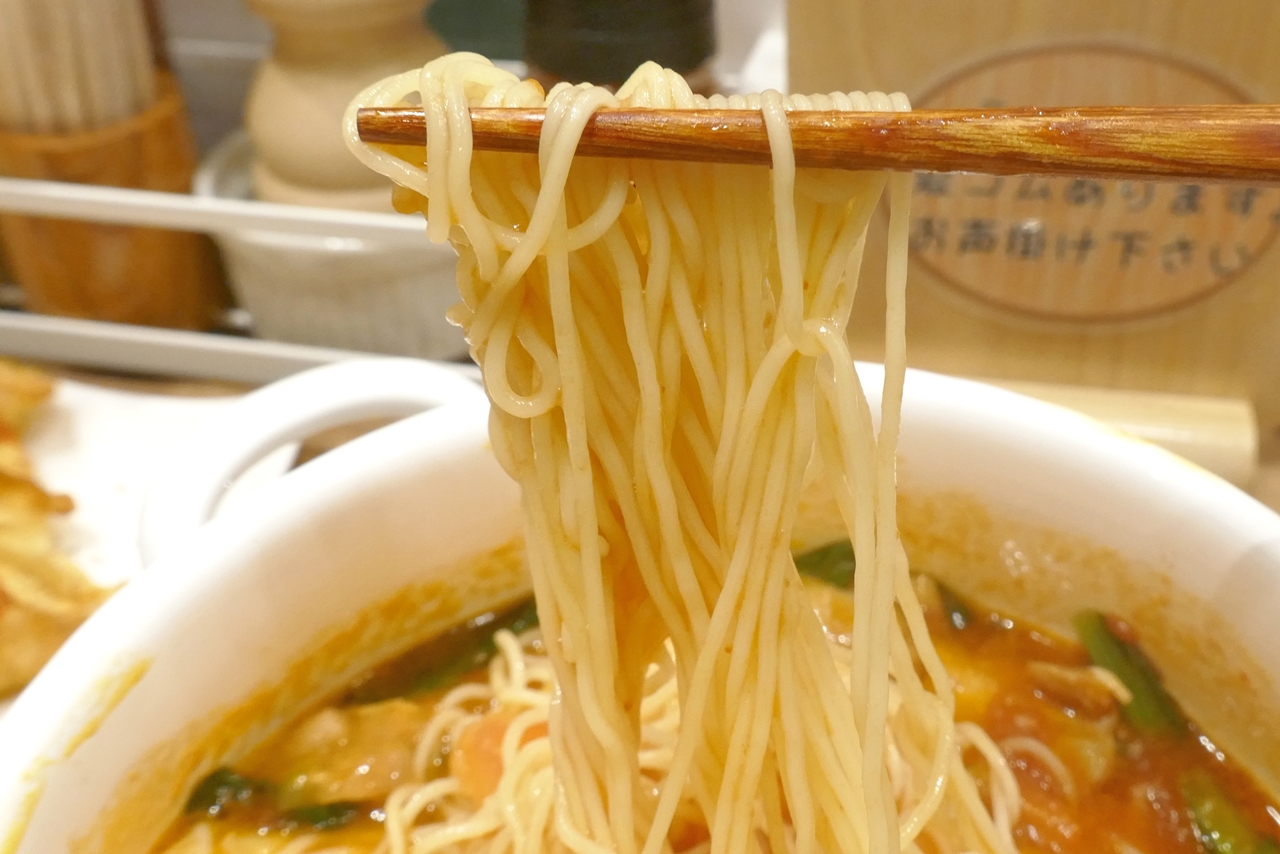 麺はコシが強い細麺が使われており、トマトベースのスープとの相性もバッチリ！