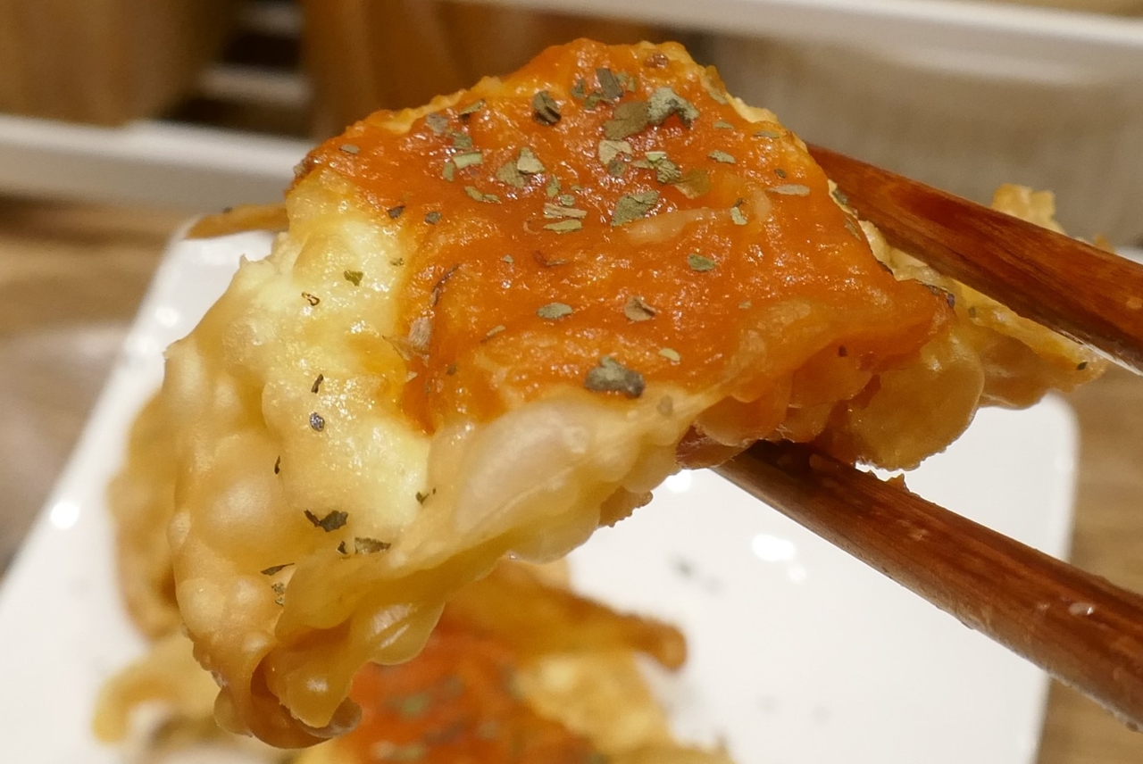 サイドメニューの「チーズ揚げ餃子」は、パリパリの皮とチーズのコク、トマトソースの酸味が効いてウマイ！
