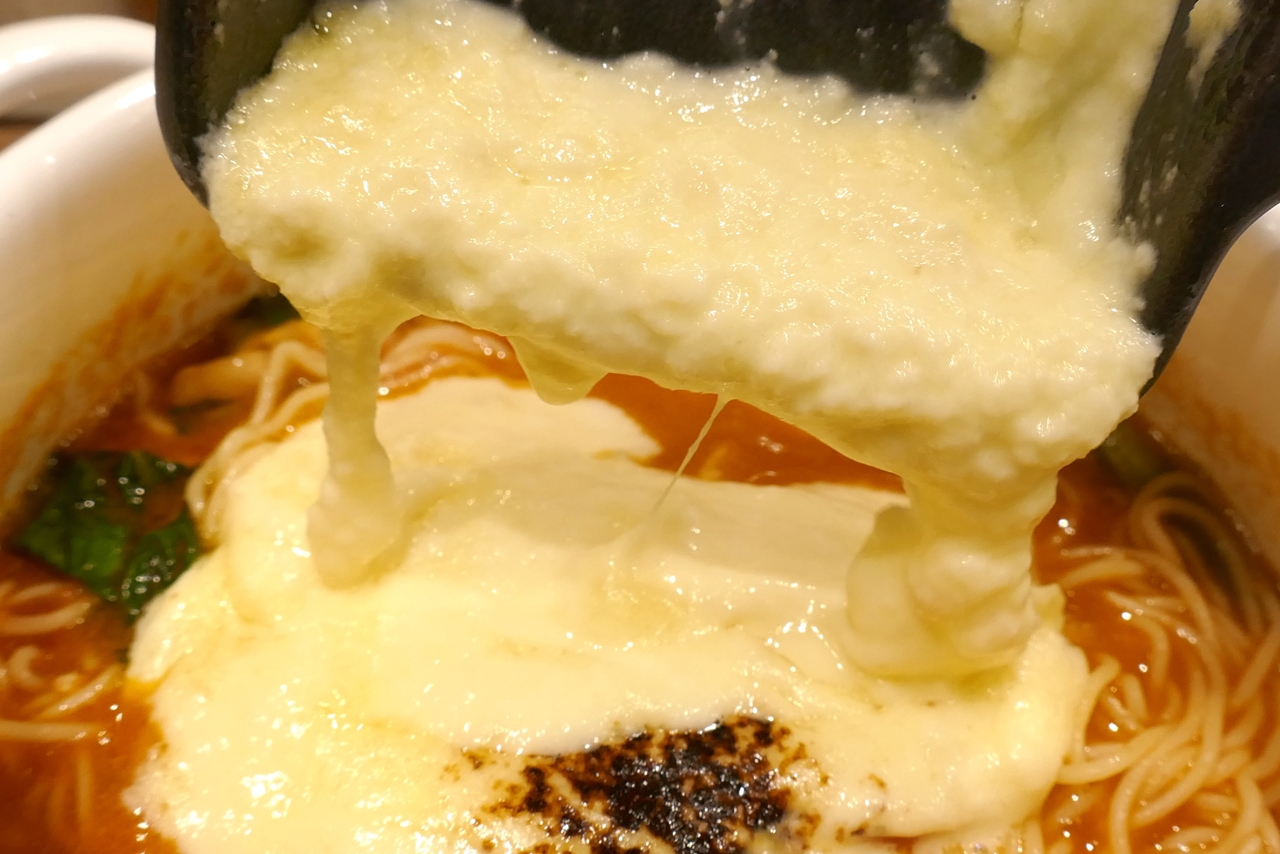 とろとろに溶けたラクレットチーズをラーメンの中に投下！
