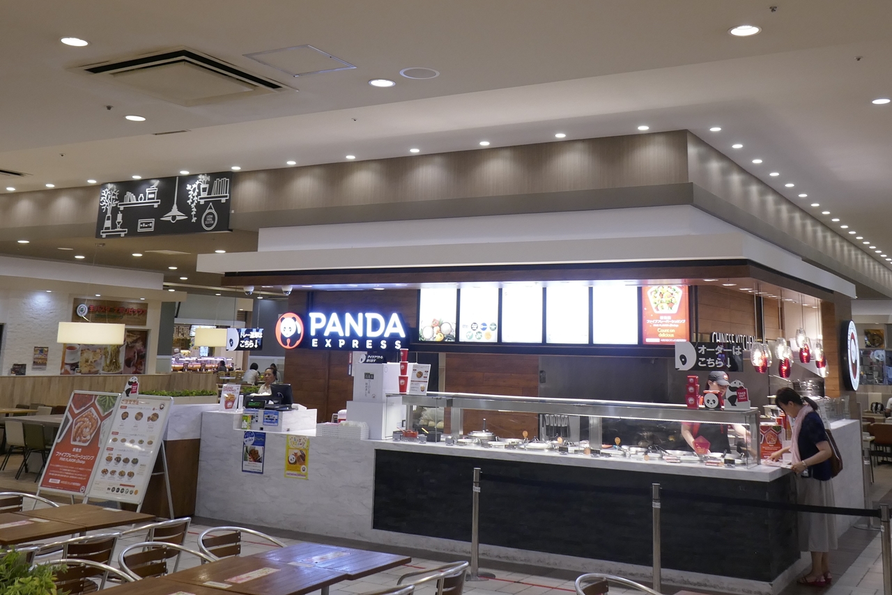 「パンダエクスプレス　ラゾーナ川崎店」は、フードコートの一角にお店があるのでたいへん広々！
