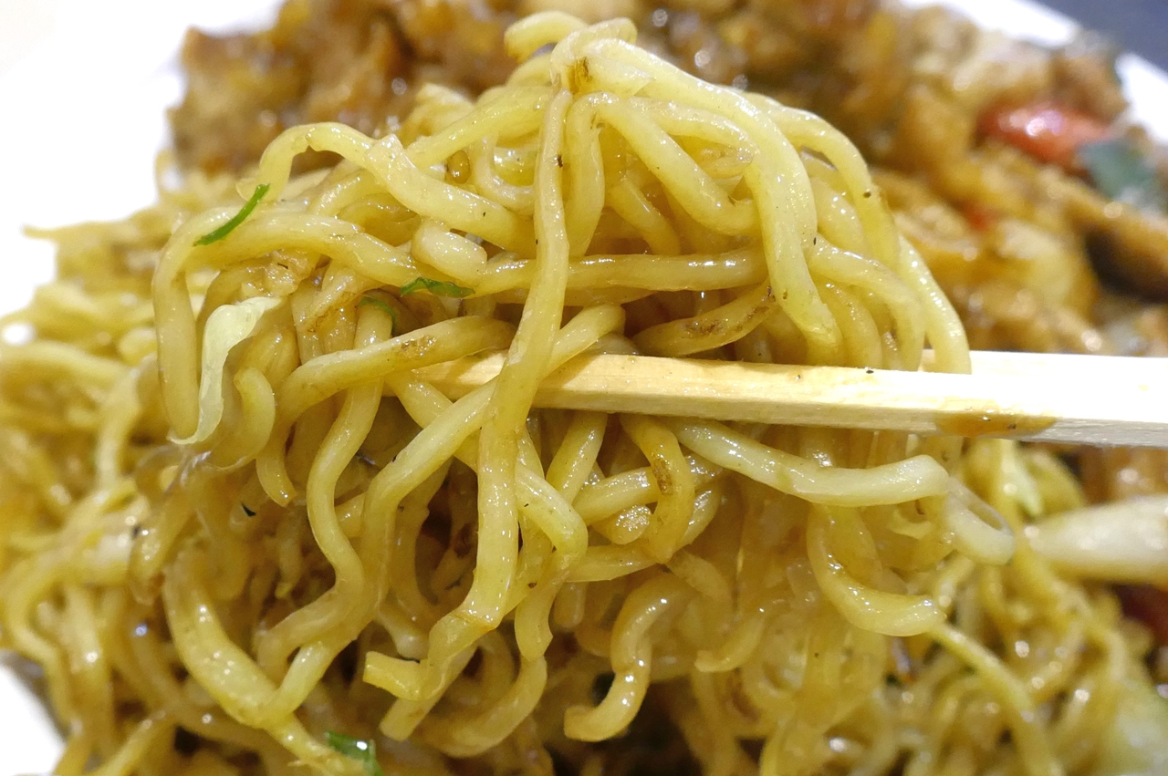 日本の「焼きそば」に比べて「チャオメン」は塩気がマイルド。香味野菜のセロリの爽やかな風味が効いて、白米のような感覚で楽しめます！