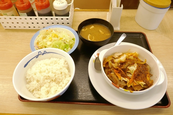 食レポ 刺激的な辛さと旨味 野菜もたっぷり 松屋の ケイジャンチキン定食 ケイジャンソースをからめた肉と野菜でご飯がウマい ネタとぴ