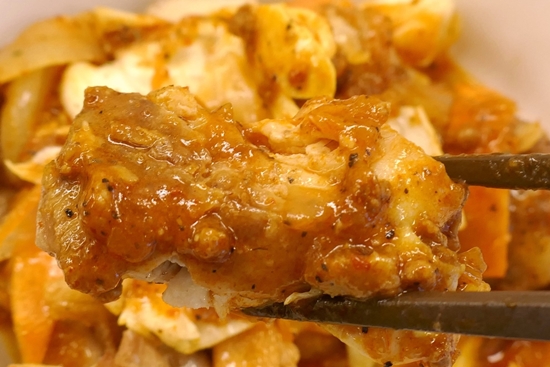 食レポ 刺激的な辛さと旨味 野菜もたっぷり 松屋の ケイジャンチキン定食 ケイジャンソースをからめた肉と野菜でご飯がウマい ネタとぴ