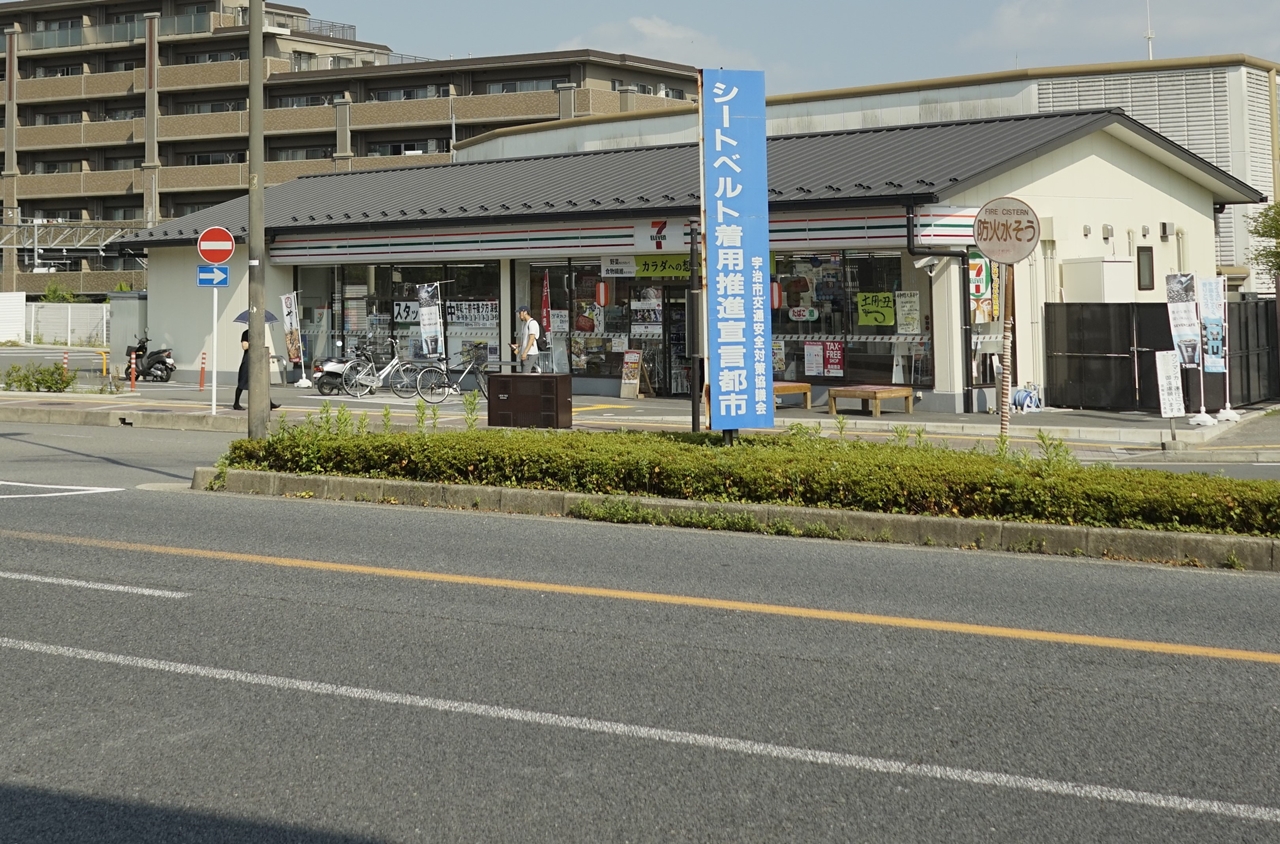 「宇治駅（JR）」を出て奈良方面へ100mほど移動すると、7話「なきむしサクソフォン」に登場した「セブンイレブンJR宇治駅前店」が！