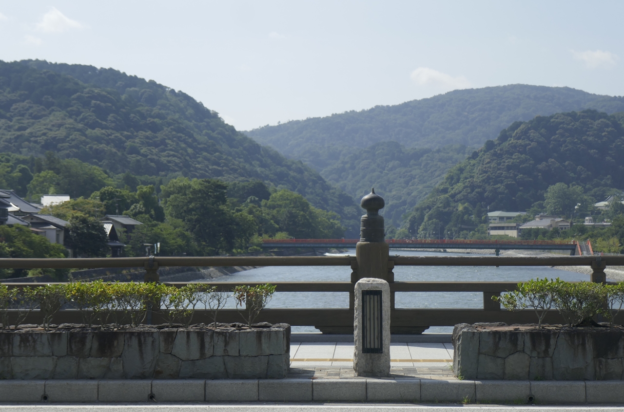 5話「ただいまフェスティバル」に登場する「宇治橋」上でのシーンは、JR奈良線の線路側の歩道を歩いて橋の中央付近まで移動すると再現可能