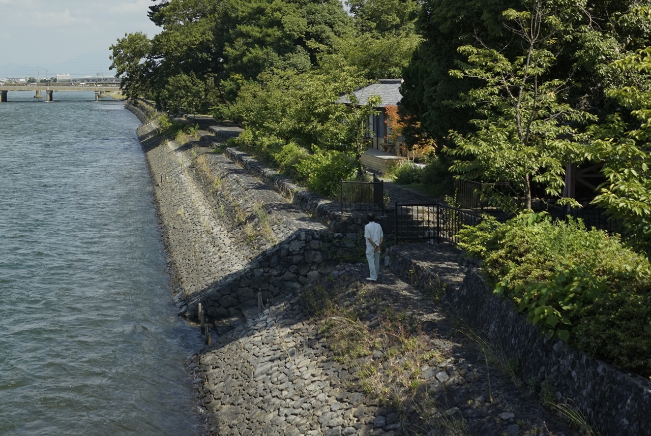 朝霧橋東詰方向へと移動しながらJR奈良線方面を見ると、6話「きらきらチューバ」さながらな風景を発見！