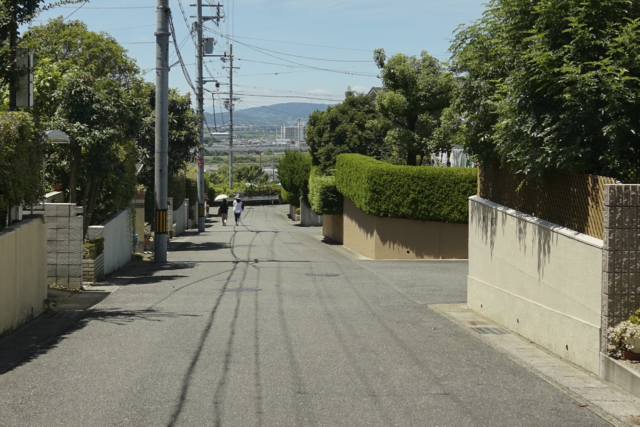 「羽戸山第2児童公園」横の通りを街道方面へ歩いていくシーンは2話「よろしくユーフォニアム」に登場