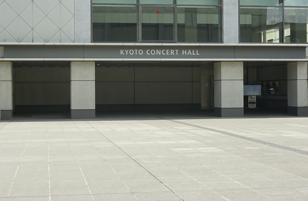 最終回「さよならコンクール」の最後のEDシーンで登場するのは吹奏楽部の面々が集まるシーンですが、背景は「京都コンサートホール」の入口前で撮影を行うと楽々再現可能！