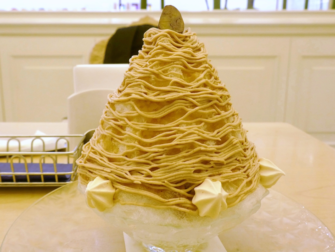 「天然氷　雪の菓　モンブランかき氷」は、洋菓子店のかき氷メニューなので見た目はまさにケーキ！