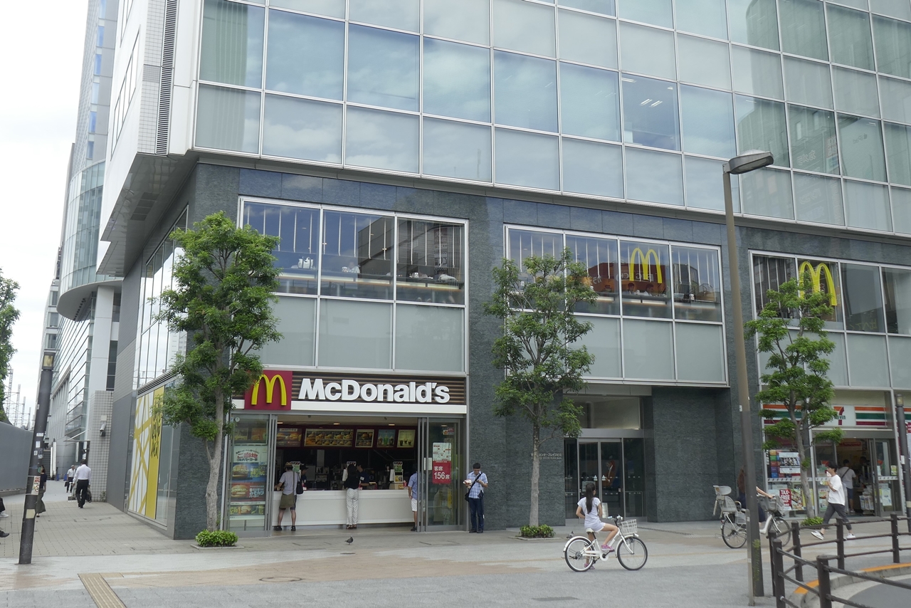 「マクドナルド　秋葉原駅前店」は、「ヨドバシカメラ　マルチメディアAKIBA」からも近くて便利