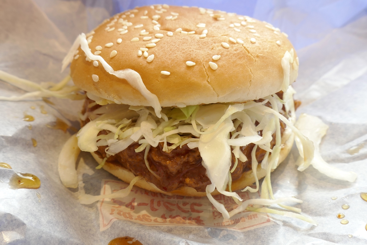 「宮崎名物チキン南蛮バーガー」は、タレをからめたチキンパティの存在感が大！