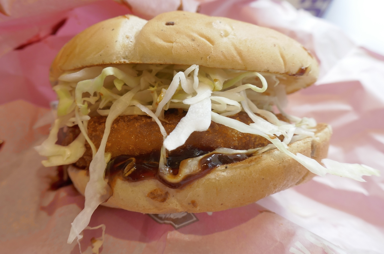 「名古屋名物みそカツバーガー」は、「宮崎名物チキン南蛮バーガー」以上の美味しさとボリューム感！ 味噌カツの雰囲気もしっかり再現されています