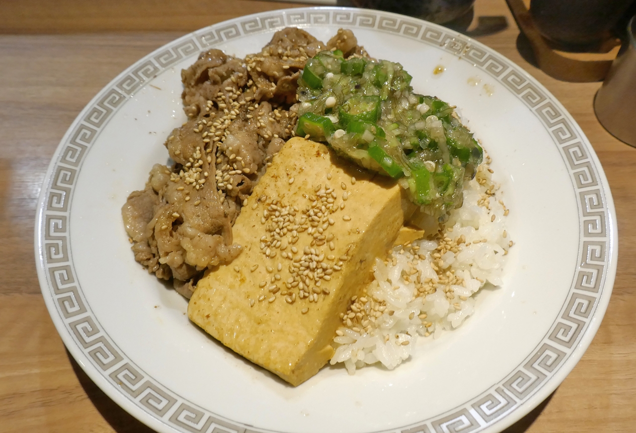 「夏の牛しゃぶ皿めし」は、ご飯の上に、夏野菜、豆腐、牛しゃぶがたっぷり！