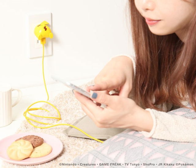 コンセントにはまって出れない ピカチュウの おしり をデザインした充電器が登場 Ac100 240v対応 Usb出力は最大2a ネタとぴ コンセントにはまって出れない ピカチュウの おしり をデザインした充電器が登場 Ac100 240v対応 Usb出力は最大2a ネタとぴ