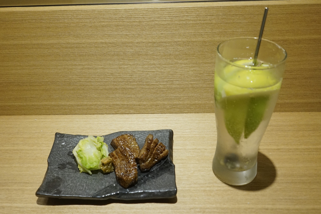 「牛タン専門店 濱たん 新横浜店」で試食したのは、看板メニューの「極上熟成厚切り牛タン」、レモンたっぷりな「濱たんレモンサワー」