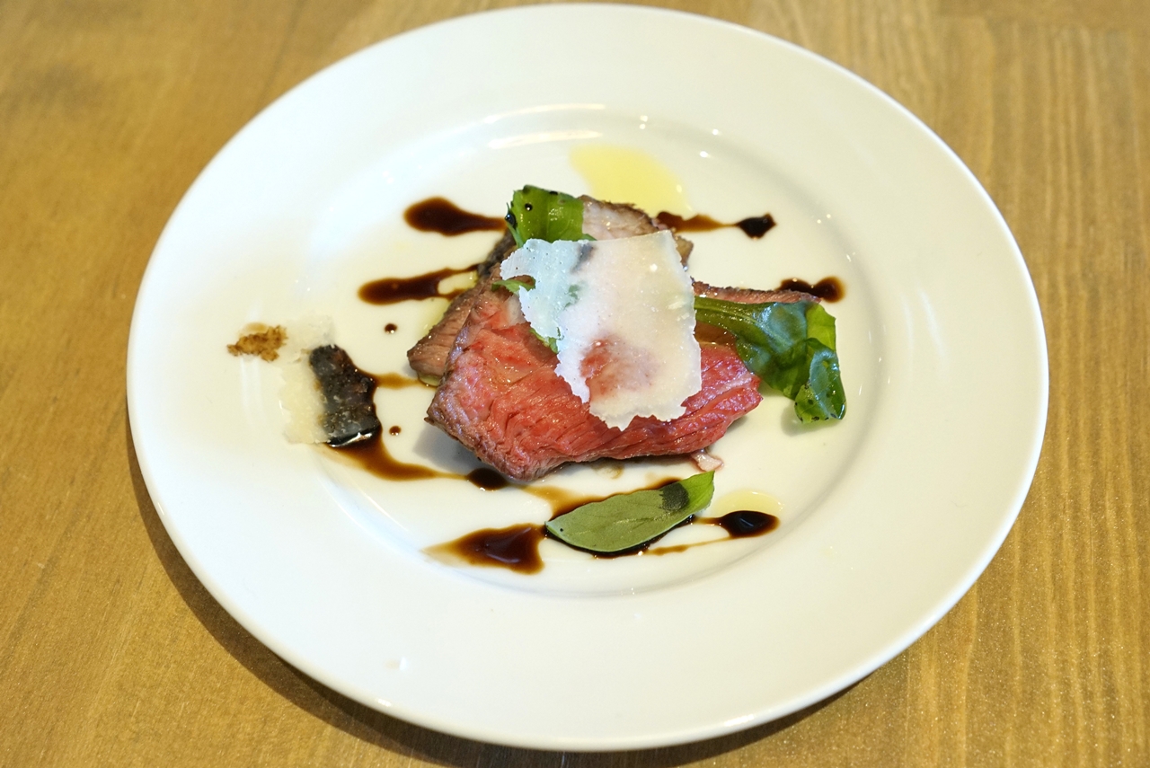 「牛の溶岩石グリル」は、オシャレなタリアータスタイルな肉料理