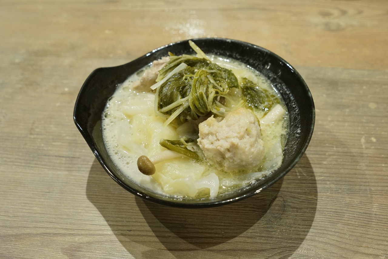 「水炊き鍋」は野菜やお肉がたっぷり入っており、味の要となる出汁からは鶏白湯ラーメンのスープのような濃厚なウマさ満点！