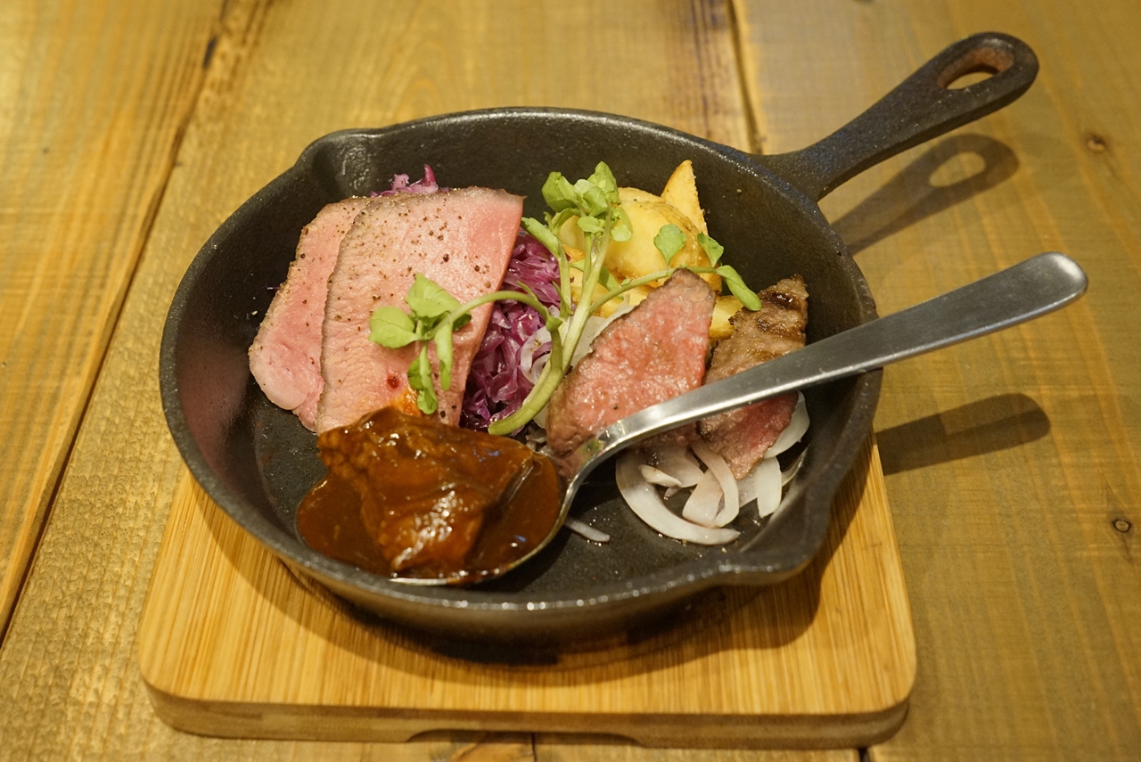 「ニクバルダカラ新横浜」の試食メニューは、「黒毛牛赤身ステーキ」、「牛タンのローストビーフ」、「国産黒毛牛の濃厚stew」をひとまとめにした特別仕様