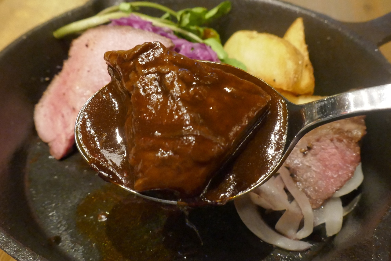 特にとろけるように柔らかく煮込まれたお肉が美味しい「国産黒毛牛の濃厚stew」がオススメ！