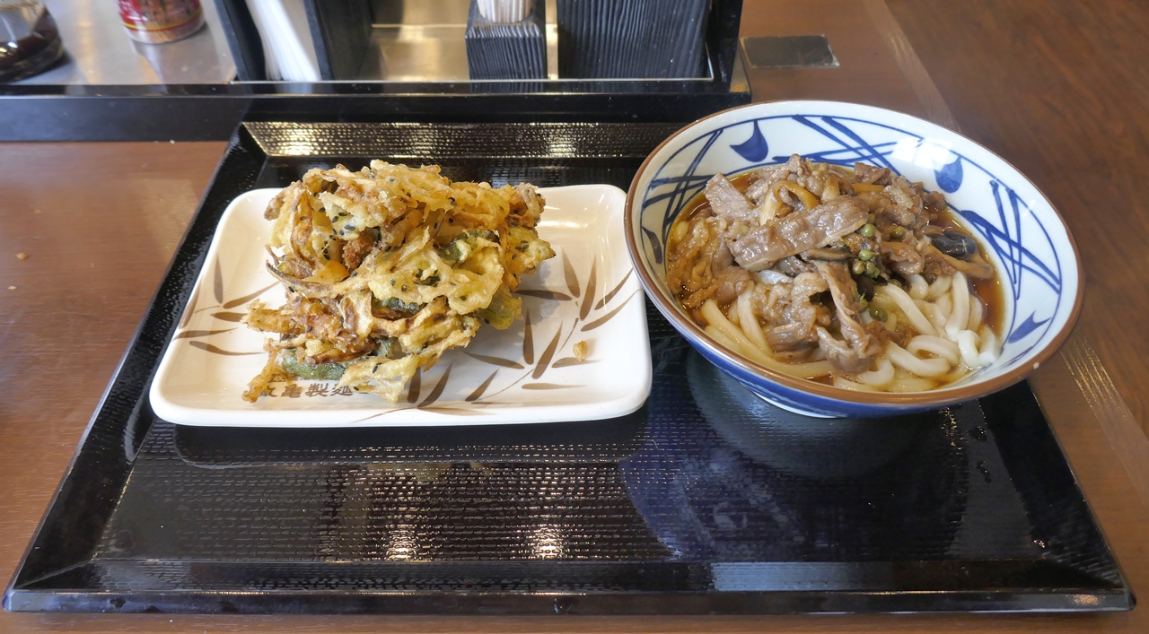 温かい「牛肉ひらたけしぐれ煮ぶっかけ」と、天ぷらメニューから「鶏とピーマンのかき揚げ」を注文