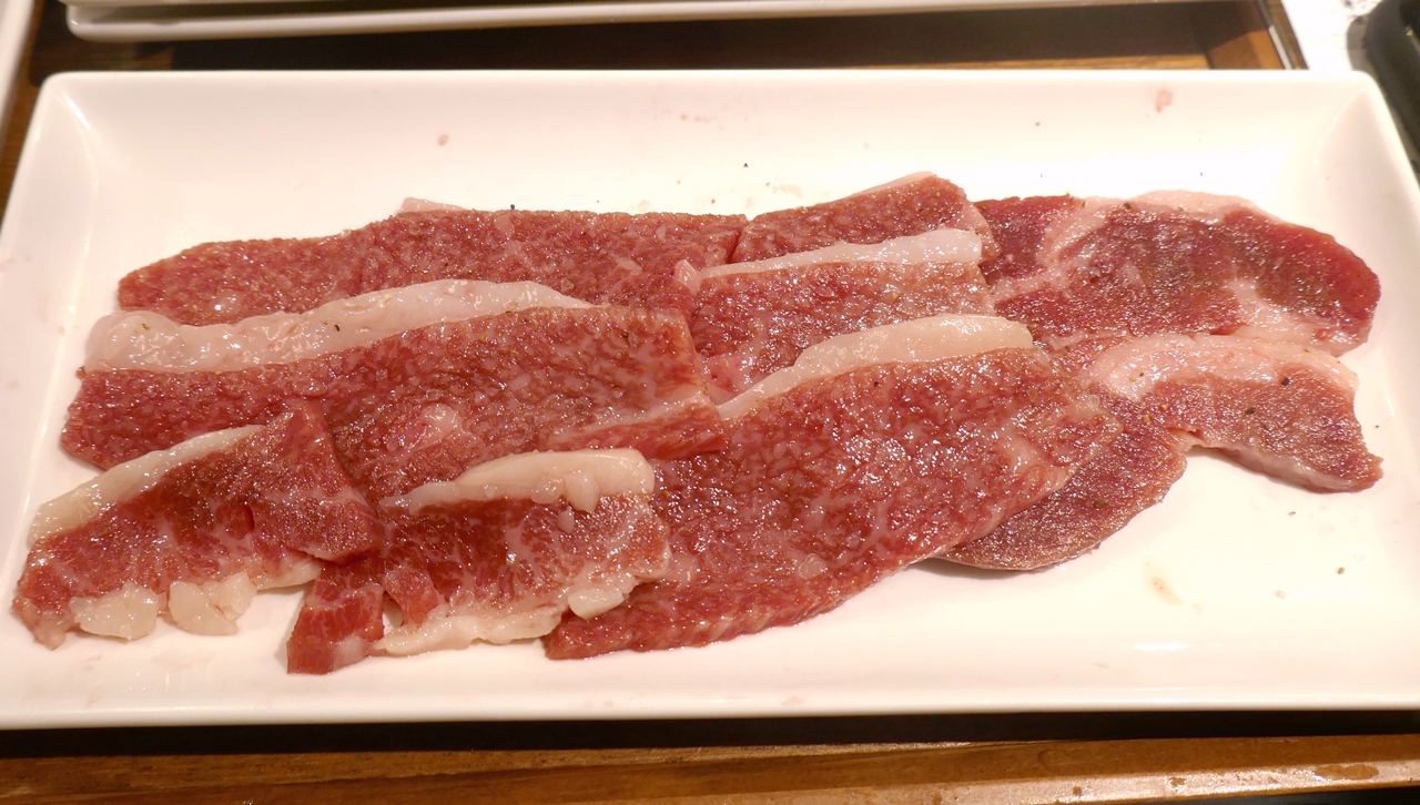 「和牛上カルビ」は、他のカルビと違ってお肉全体にサシが入っています！