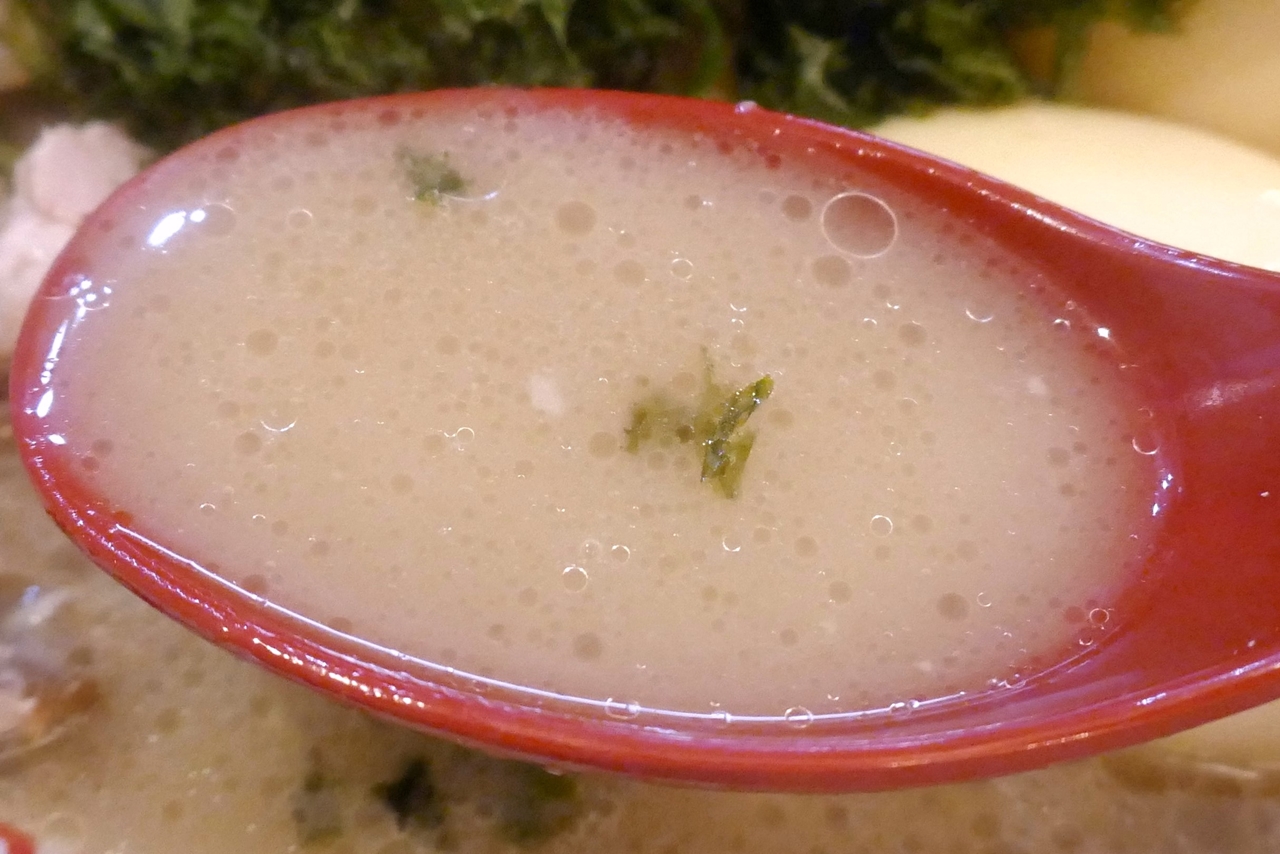 スープは豚骨独特のクリーミーさと旨味に満ちており、だんだんと刻み海苔が溶け込むことで磯の風味が増してハマるウマさに！
