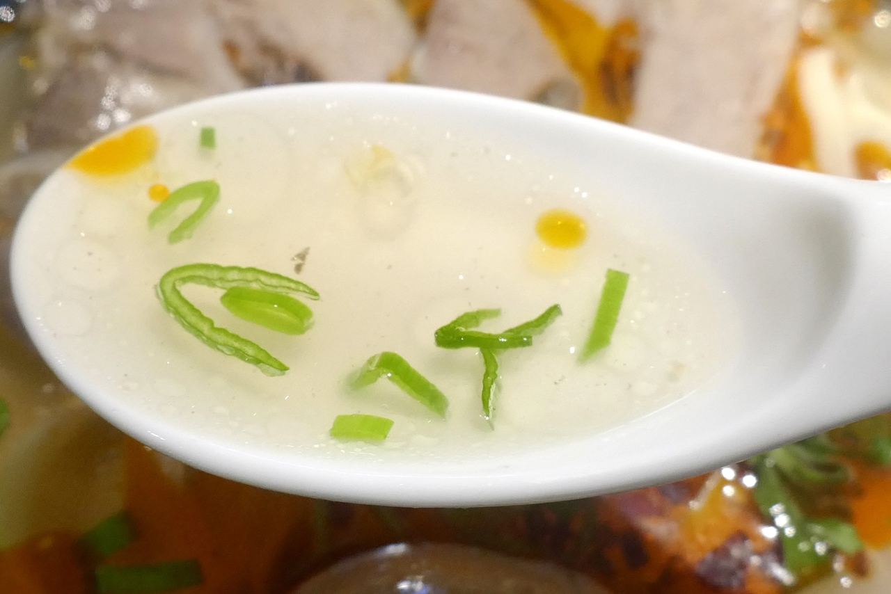 透明感満点なスープはしっかりと牛の旨味がにじみ出てウマウマ！