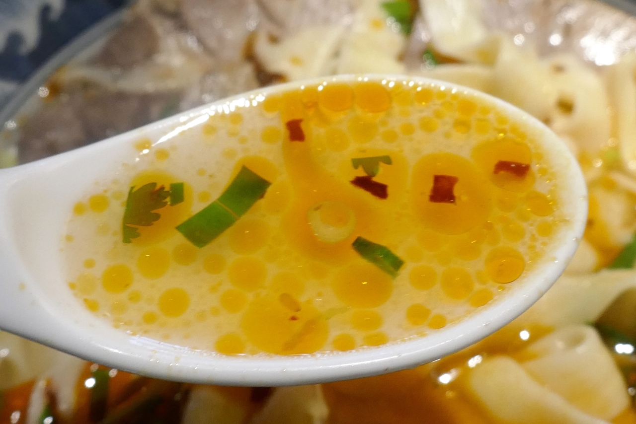どんぶりの中央に固まっていたラー油をスープに溶くと、刺激的な風味が加わって美味しさレベルアップ！