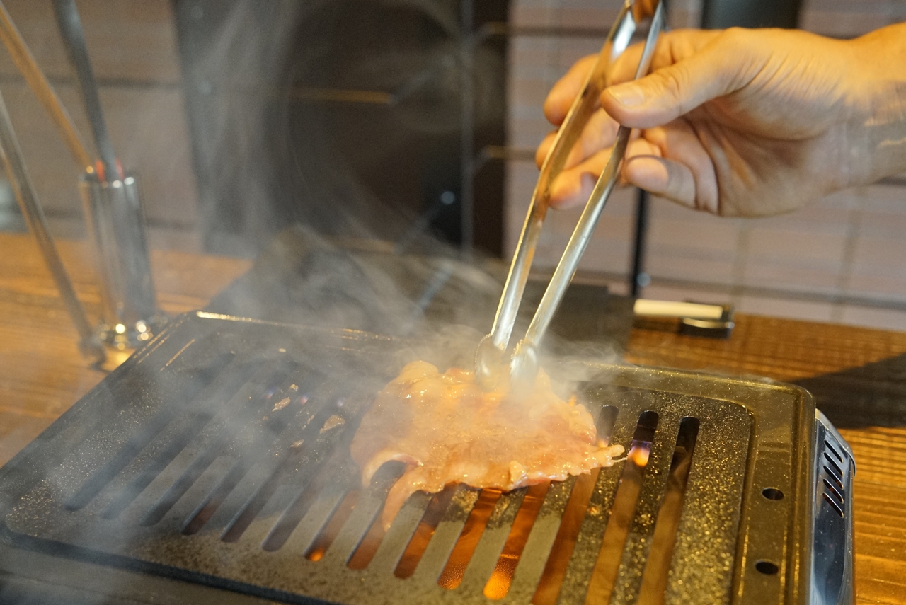 「サーロイン焼きしゃぶ」を食べる前に、お肉をさっと鉄板の上で炙ります