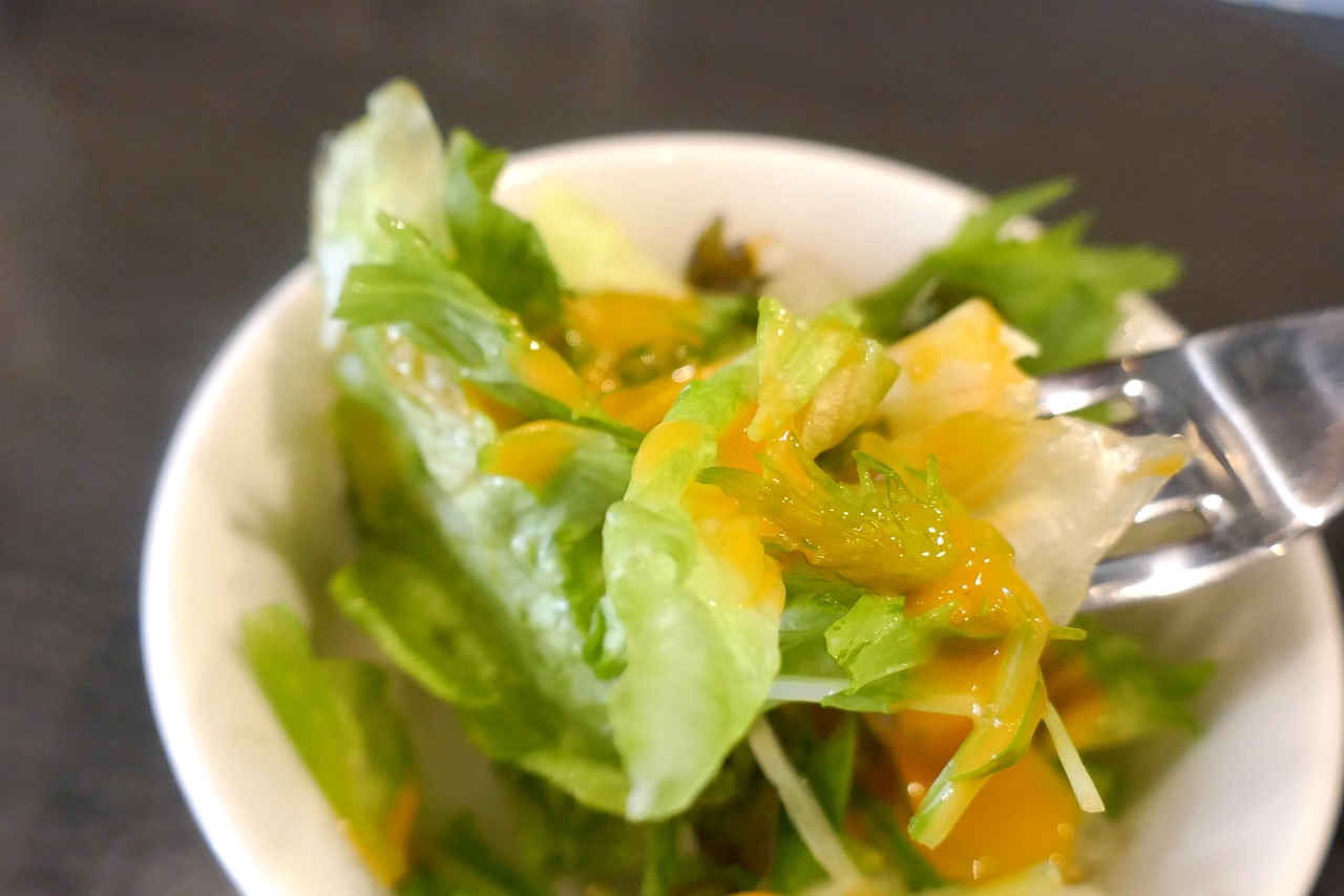 「ライス＆サラダ」のサラダは、酸味の効いたドレッシングがみずみずしい生野菜に絡んでさっぱり！