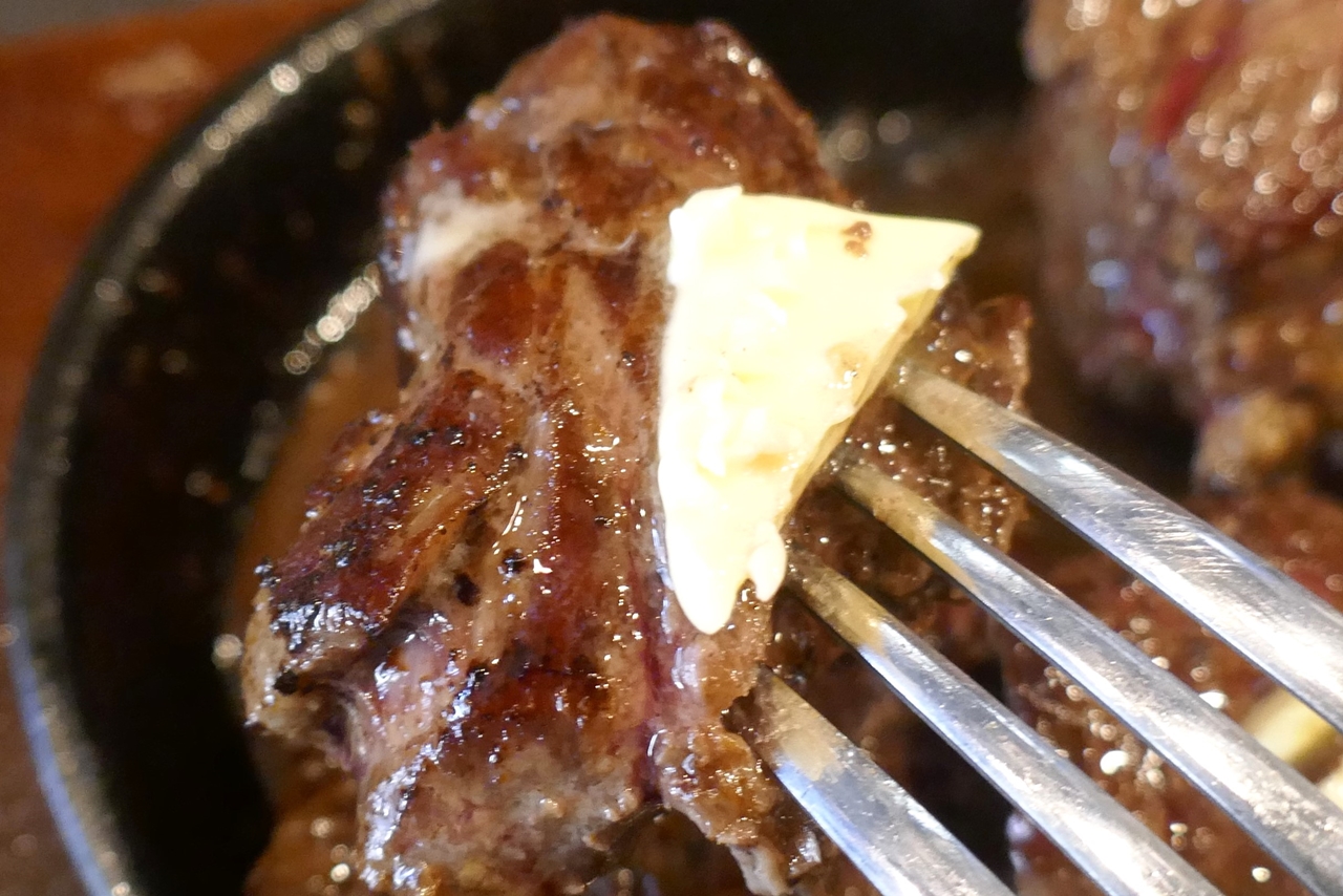 「Texasステーキ」は、バターを添えて食べるとサシの入ったお肉のようなパワフルなウマさに！