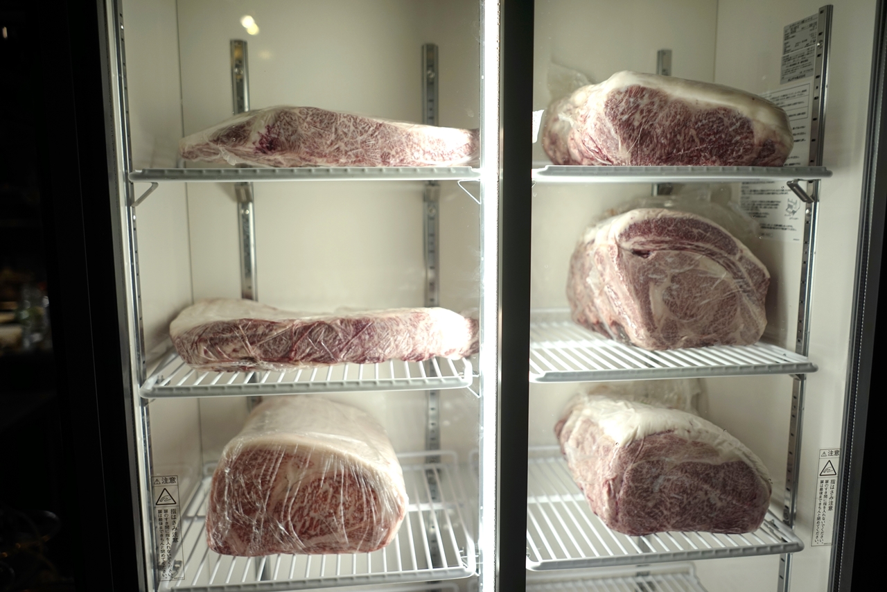 お肉が美味しい「たなか畜産」運営の居酒屋なので、冷蔵庫には様々な部位のお肉がたっぷり！