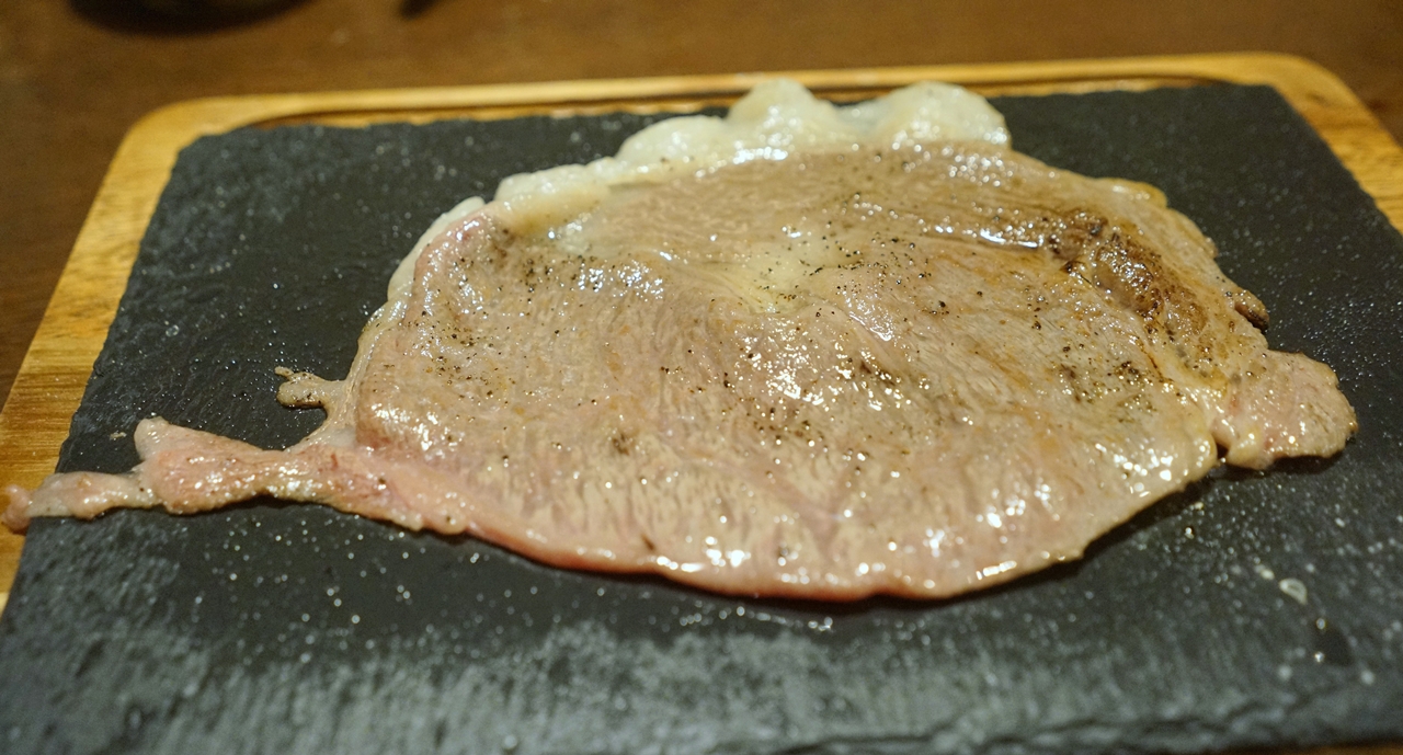 サシがしっかりと入ったA5ランクのお肉なので、炙ったあとのお肉の表面には熱で溶けた脂がたっぷり！