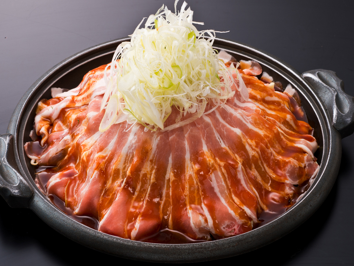 豚バラ肉の陶板焼き：ボリューム満点！肉も野菜もたっぷり