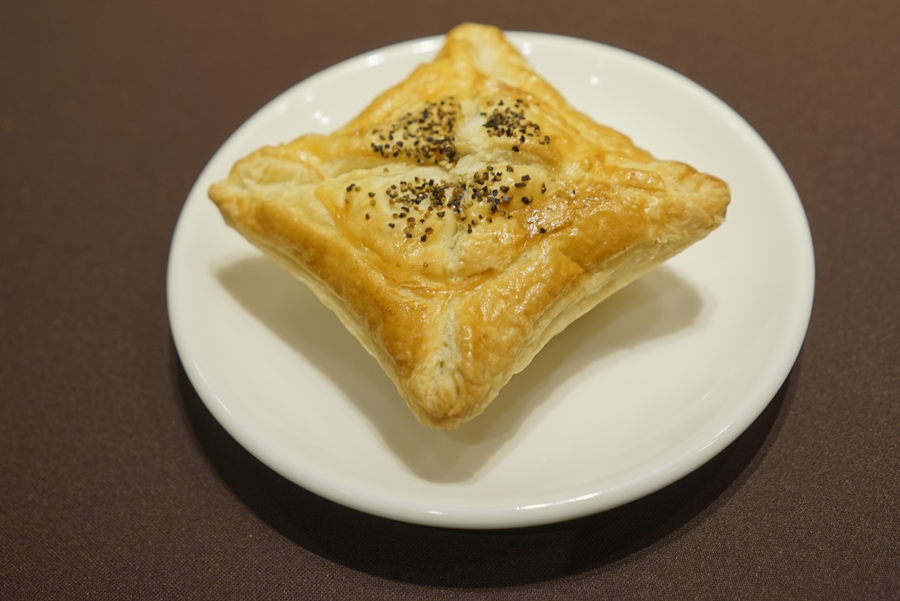 「ホット・セイボリーパイ　ビーフシチュー」のパイ表面には、ビーフシチューの味を引き立てる胡椒をトッピング