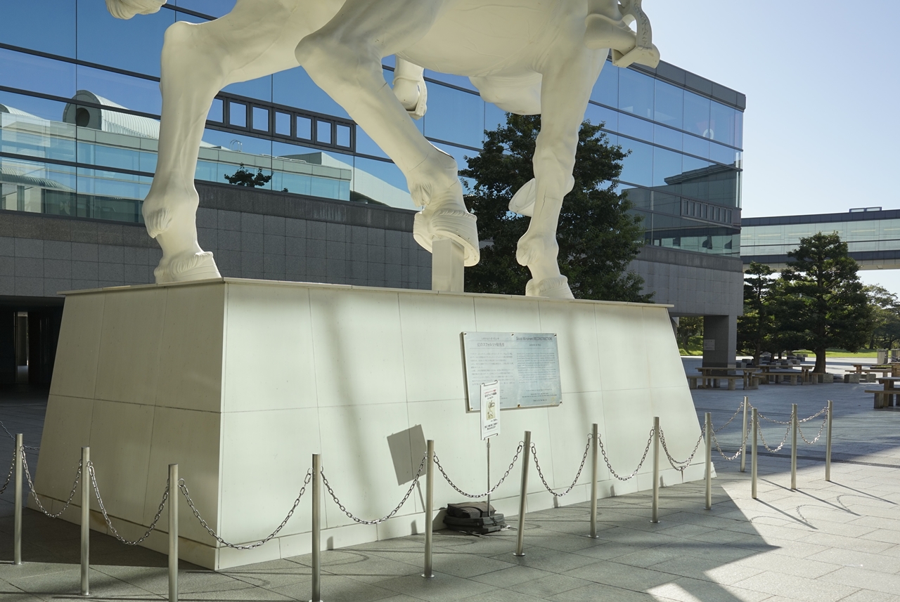 「名古屋国際会議場」での最初のシーンに登場するレオナルド・ダ・ヴィンチ作「幻のスフォルツァ騎馬像」は、「名古屋国際会議場」の南側の入口前の広場に立っています