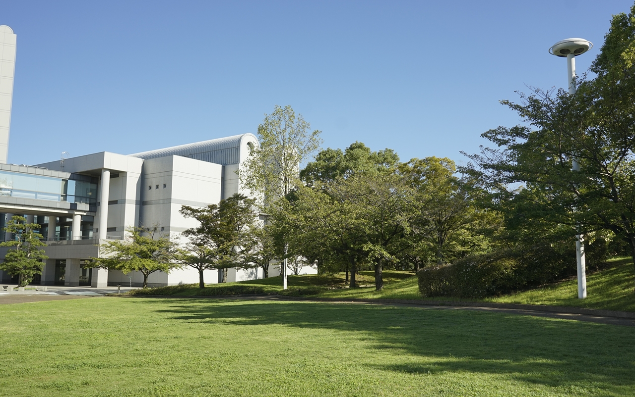高坂麗奈が佇む公園のようなシーンは、「名古屋国際会議場」敷地内南側の芝生スペースにて再現可能