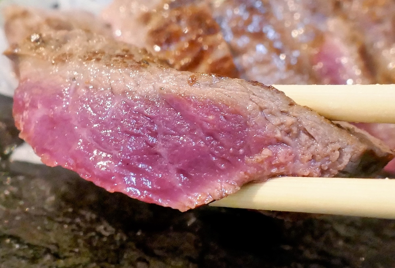 松坂牛ステーキは赤身肉ながらも旨味と甘味が濃厚で、輸入牛を使ったステーキとは比較にならないほどにウマさ別格！