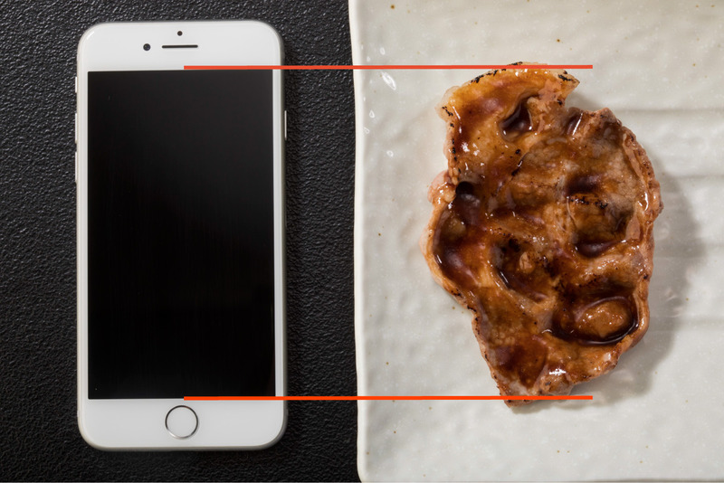 iPhone 8の画面とほぼ同じサイズの肉(※肉の大きさには個体差があります。)