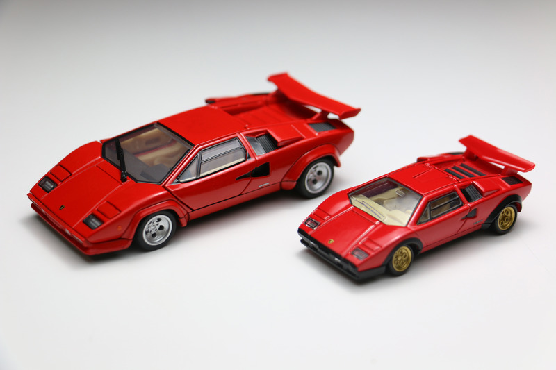 「トミカプレミアムRS Lamborghini Countach LP 500 S」(左)と、「タカラトミーモールオリジナル トミカプレミアム ランボルギーニ カウンタック LP 500 S」(右)のサイズ比較