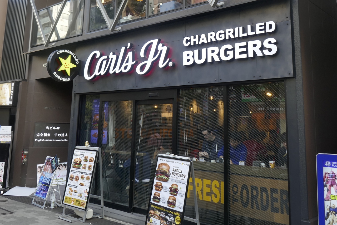 「カールスジュニア　秋葉原店」は、海外からの客が多く海外のハンバーガーショップにいるような雰囲気