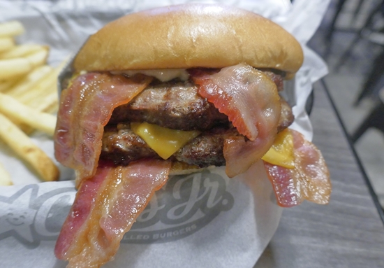 食レポ グルメバーガー店 カールスジュニア で モンスターアンガスバーガー を喰らう ビーフパティを計300gサンドしたバーガーは満点以上のボリュームでウマさもビッグ ネタとぴ