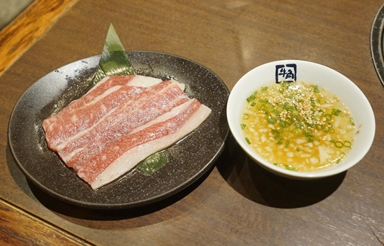 食レポ 牛角 試食会をレポ 柔らかく脂の旨味たっぷり 新牛角カルビ 黒毛和牛を冷たい出汁で楽しむ 黒毛和牛の焼きしゃぶ など新メニューがめじろ押し ネタとぴ