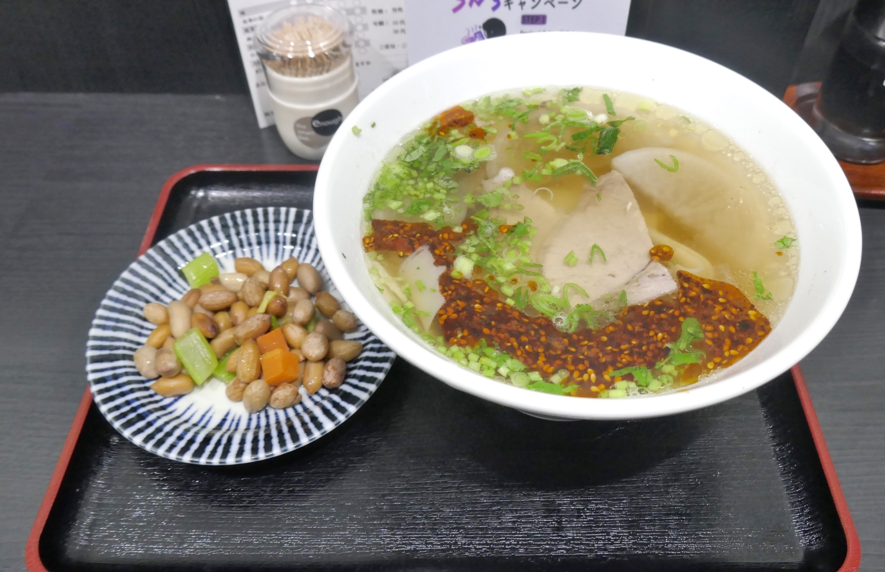 1番太いスーパー太帯麺をチョイスした「蘭州拉麺」と、20円と爆安な小皿料理となる「花生小菜」をオーダー