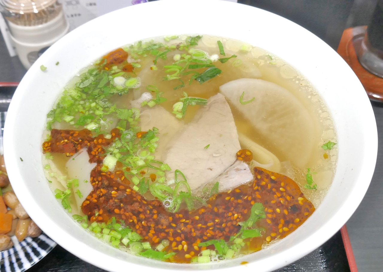 「中国蘭州牛肉ラーメン　国壱麺」の「蘭州拉麺」は、他のお店の「蘭州拉麺」と比べて具が大きめ！