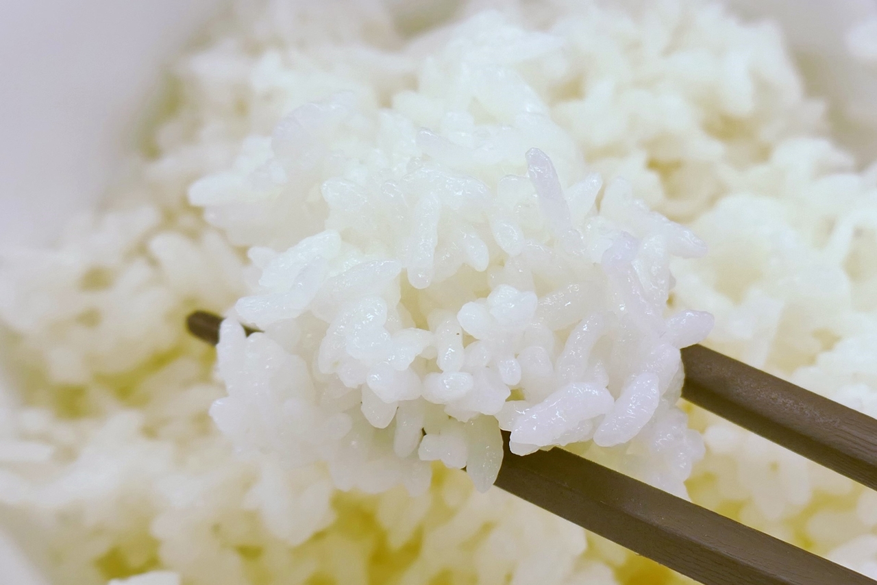 コンロで温めることで「チーズタッカルビ」が煮詰まって塩気が強く感じられることもあり、ご飯を食べるペースが急上昇！