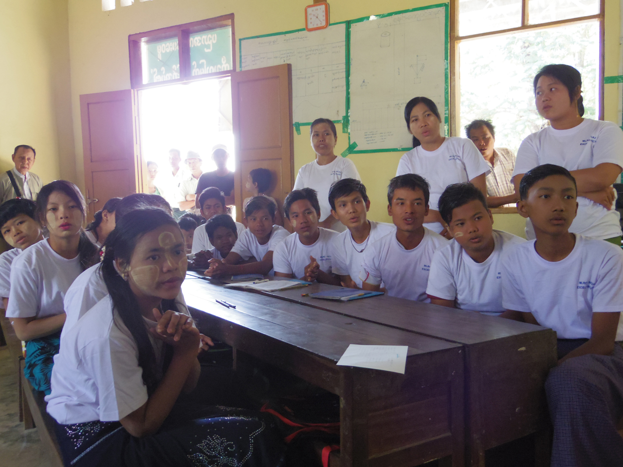 小中学校を退学して働く青少年が学ぶ寺子屋（ミャンマー）