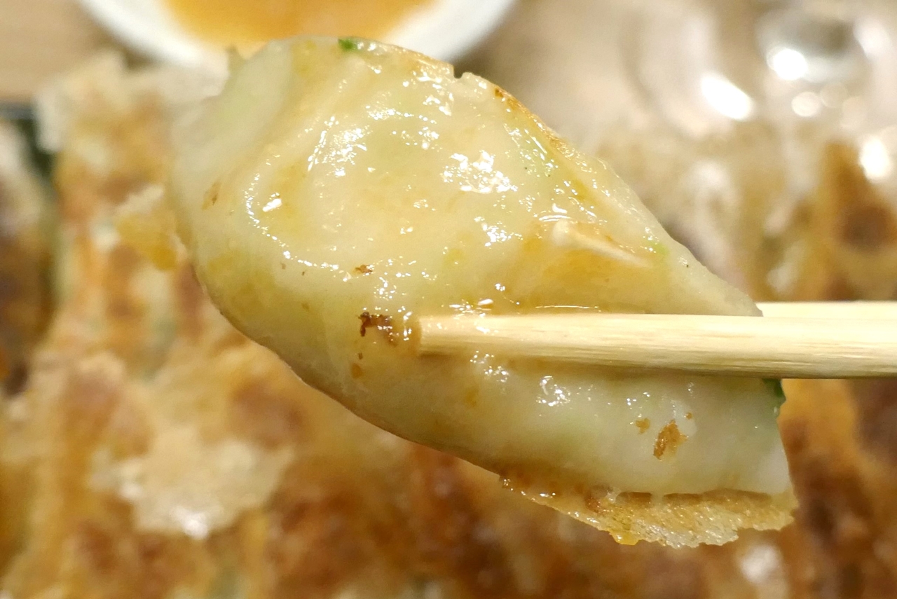 特に「生姜ぎょうざ」は、卓上に置かれた「味噌ダレ」がマッチ！